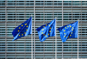 Drei europäische Unions Flagge wehen im Wind